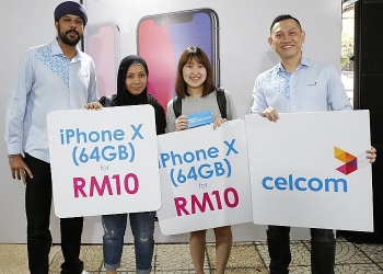 Dua orang wanita berjaya membeli iPhone X pada harga RM10