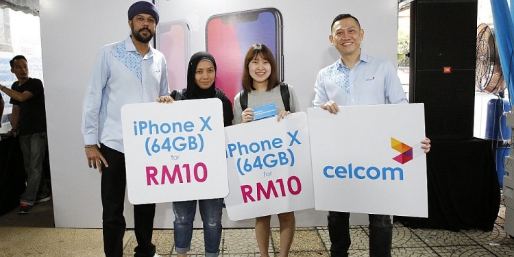 Dua orang wanita berjaya membeli iPhone X pada harga RM10