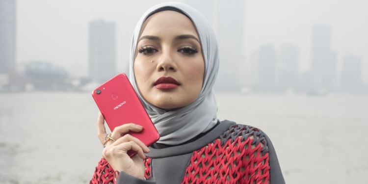 Neelofa serikan pelancaran OPPO F5 6GB Edisi Merah