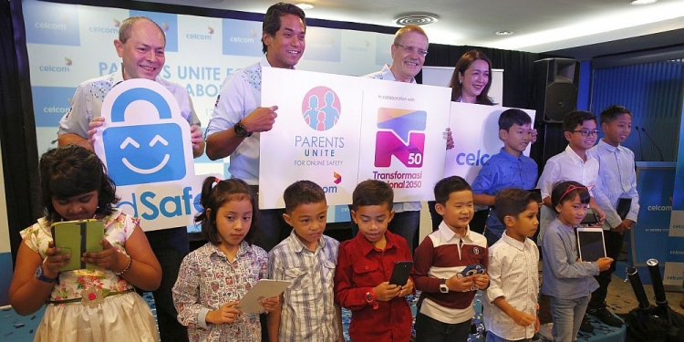 Celcom KidSafe menjaga keselamatan Pusat Internet 1Malaysia