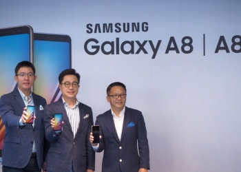 Swafoto Kolam Renang Bukan Masalah Buat Galaxy A8 (2018)