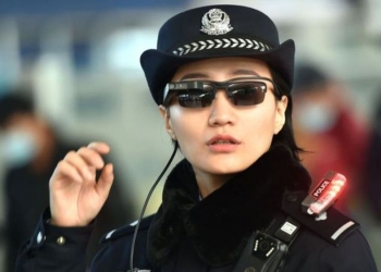 Polis China guna cermin mata hitam berkamera kesan penjenayah
