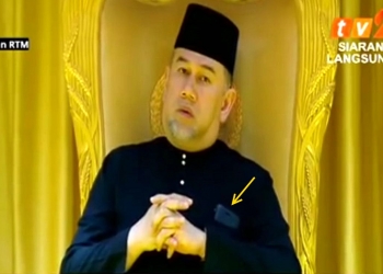 Telefon apa yang dipakai YDP Agong semasa majlis angkat sumpah Tun Mahathir?