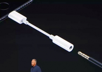 Selepas buang port 3.5mm, Apple mahu berhenti bagi Adaptor
