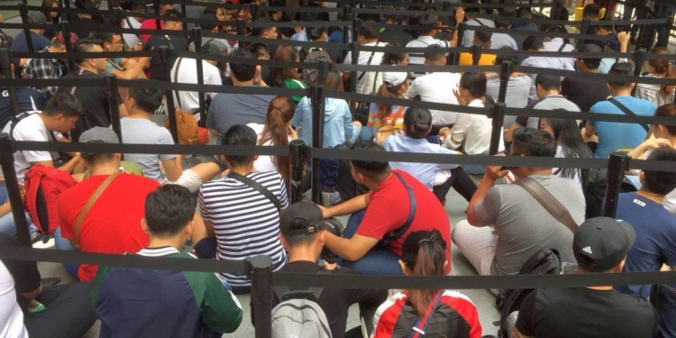 Ini suasana hari pertama jualan iPhone XS di Singapura