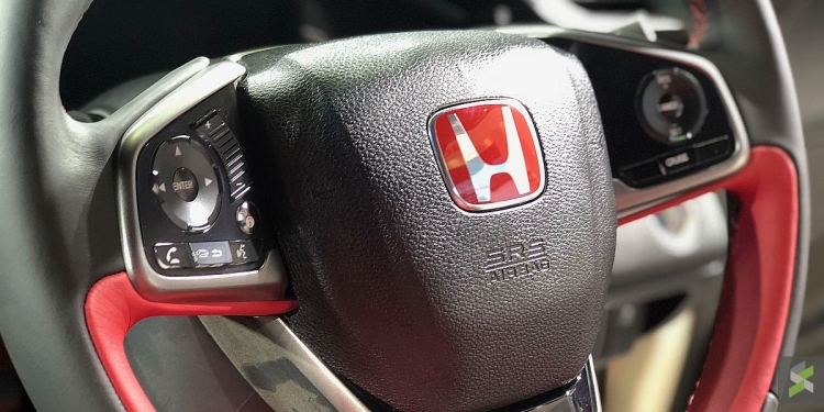 Digantung kerja hanya kerana komen di media sosial