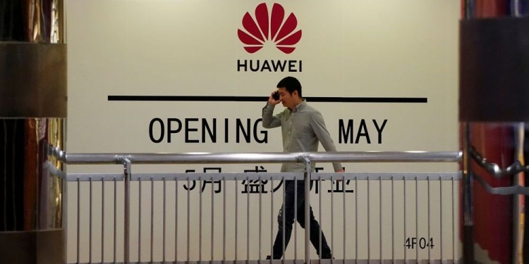 Huawei mahu membuang ratusan pekerja akibat sekatan Amerika Syarikat
