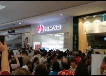 Huawei berjaya menarik ribuan warga emas beratur dari pagi, hanya untuk dimarahi
