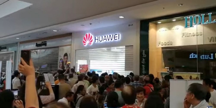 Huawei berjaya menarik ribuan warga emas beratur dari pagi, hanya untuk dimarahi