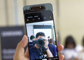 Cara kamera Galaxy A80 berputar dari belakang ke depan sangat unik