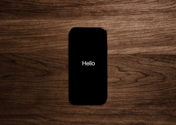 Apple dan Google tangguh program merakam suara pengguna di peranti