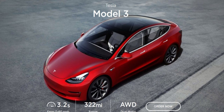 Iklan kereta elektrik Tesla Model 3 mula kelihatan di Malaysia