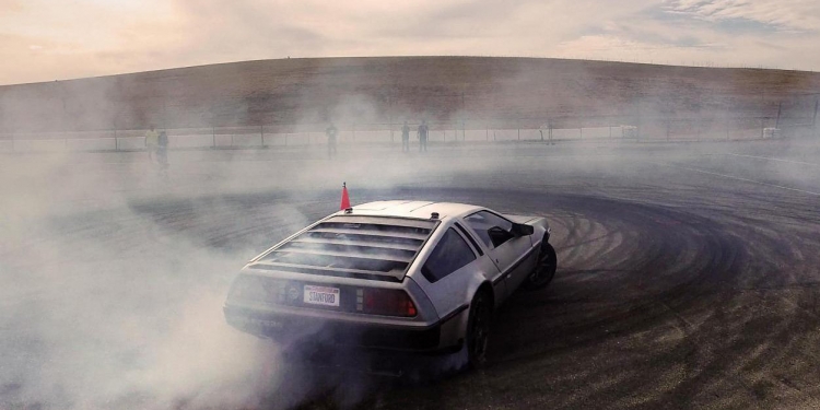 Kereta Back to The Future ini boleh membuat aksi drift sendiri tanpa pemandu