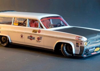 Kereta kawalan jauh ini simulasikan kesan fizik dengan jayanya