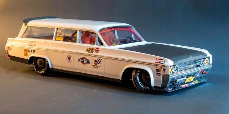 Kereta kawalan jauh ini simulasikan kesan fizik dengan jayanya