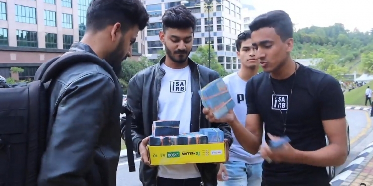 YouTuber edar wang tunai RM10,000 di Istana Negara ditegur pihak berkuasa