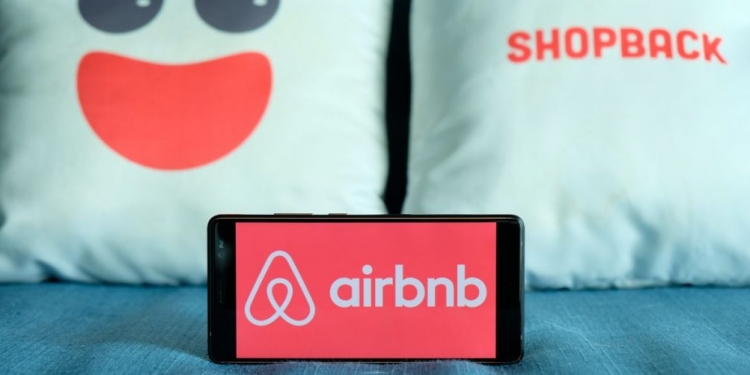 Airbnb kecualikan caj perkhidmatan bagi ringankan beban