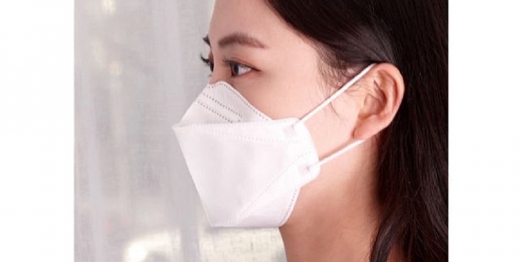 Orang ramai boleh membeli topeng muka dan pencuci tangan di Stor S-Mart Shopee