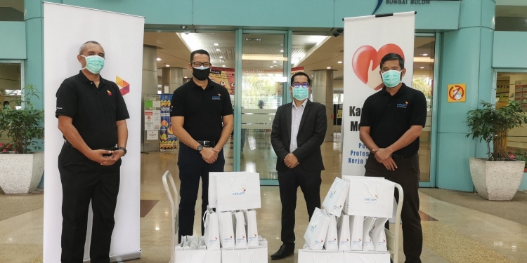 Celcom sumbang 200 SIM, 40 telefon dan Cellular on Wheels tanda sokongan buat kakitangan barisan hadapan