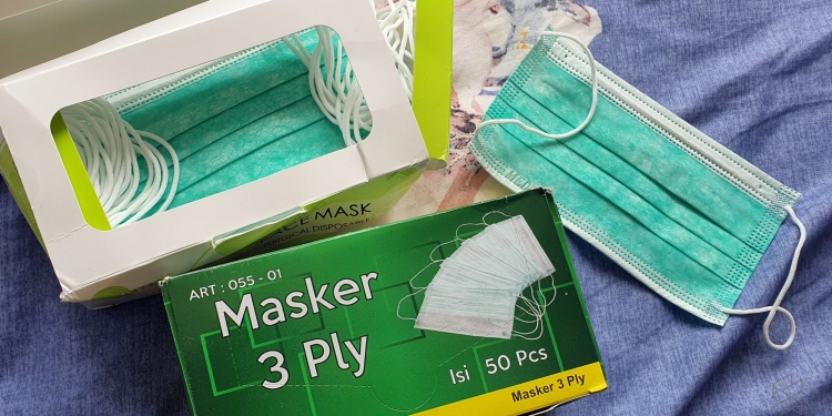 Peniaga ditahan kerana menjual topeng muka lebih dari RM1.50 sekeping