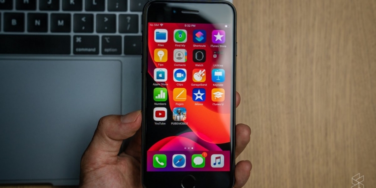 Adakah iPhone 7 Plus 128GB RM1,699 ini lebih baik daripada iPhone SE (2020)?