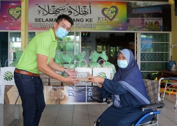 Maxis agih bubur lambuk Kampung Baru kepada petugas barisan hadapan dan golongan memerlukan