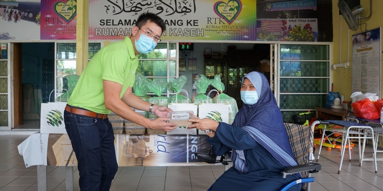 Maxis agih bubur lambuk Kampung Baru kepada petugas barisan hadapan dan golongan memerlukan