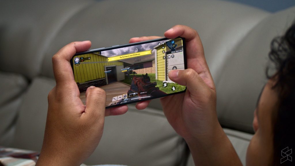 A hand holding a cell phone
Description automatically generated