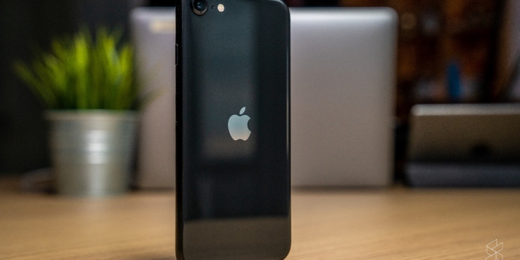 Gandingkan iPhone SE Baharu dengan rangkaian telco terbaik Malaysia, itu baru bijak