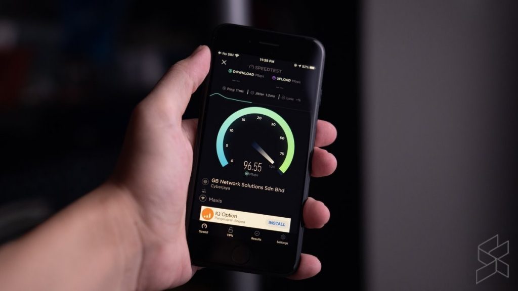 A hand holding a cellphone

Description automatically generated