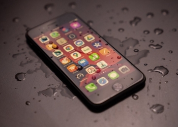 Gandingkan iPhone SE Baharu dengan rangkaian telco terbaik Malaysia, itu baru bijak