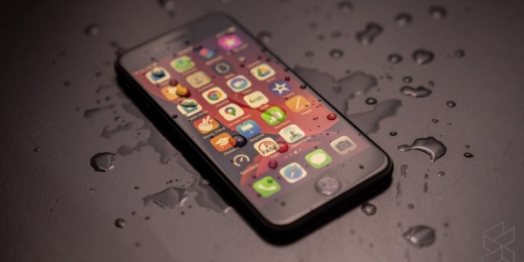 Gandingkan iPhone SE Baharu dengan rangkaian telco terbaik Malaysia, itu baru bijak