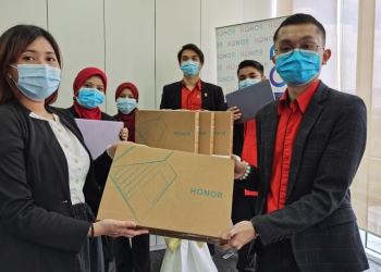 Pelajar B40 UKM boleh pinjam laptop Honor MagicBook untuk jalani pengajian dalam talian