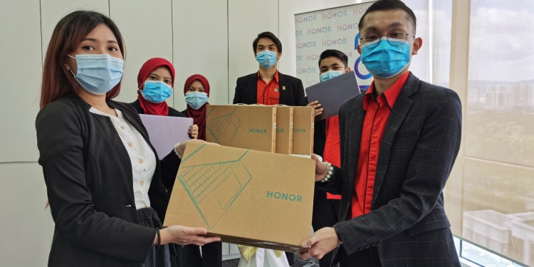 Pelajar B40 UKM boleh pinjam laptop Honor MagicBook untuk jalani pengajian dalam talian