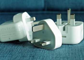 Apple tanya anda sama ada pengecas perlu disertakan bersama iPhone