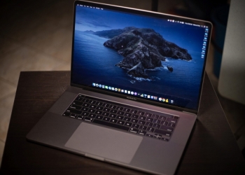 Jangan pasang penutup webcam kerana ia boleh rosakkan skrin MacBook, pesan Apple