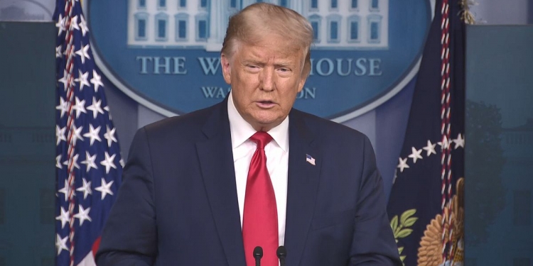 Presiden Trump tak kisah jualan iPhone merudum dek pengharaman WeChat