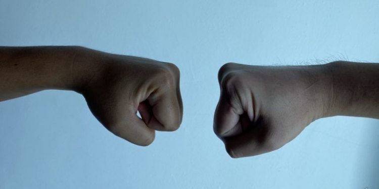 KKM nasihatkan henti amalam “fist bump” ketika bersosial