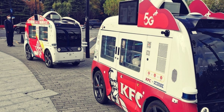 Trak saji KFC berkeliaran di jalan raya China tanpa pemandu