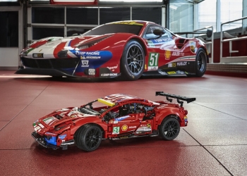 Bina kereta lumba Ferrari 488 GTE anda menggunakan bata Lego Technic