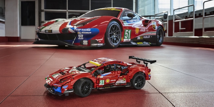 Bina kereta lumba Ferrari 488 GTE anda menggunakan bata Lego Technic