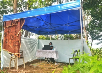 Internet lemah, siswi daki bukit 20 meter untuk sertai kelas dalam talian