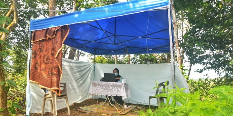 Internet lemah, siswi daki bukit 20 meter untuk sertai kelas dalam talian