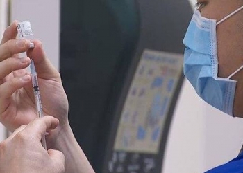 Jururawat 46 tahun, individu pertama terima vaksin Covid-19 di Asia