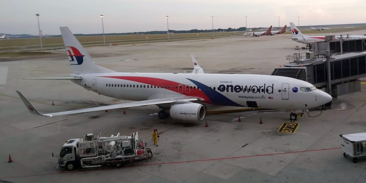 Kapal terbang OneWorld pembawa vaksin konspirasi Dajjal? Ini faktanya