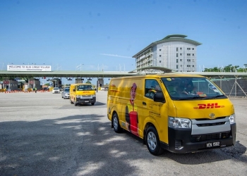 Kenapa vaksin Covid-19 diangkut dengan lori biasa?