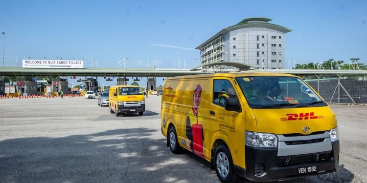 Kenapa vaksin Covid-19 diangkut dengan lori biasa?