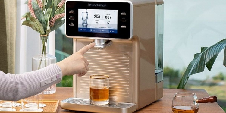 Penapis air elektrik antara punca bil elektrik melambung