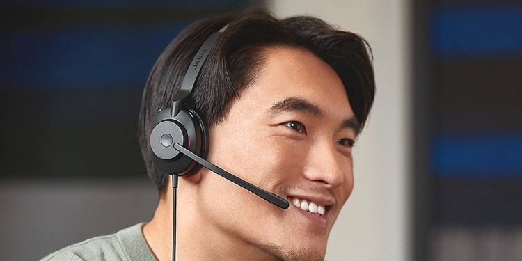 Jabra Evolve2 30, fon kepala dengan bunyi jelas dan terang di kedua belah pihak