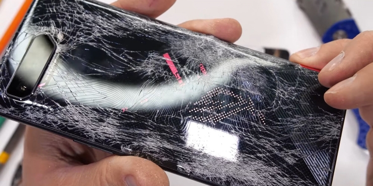 ROG Phone 5 lembik, patah dua dikepak tangan